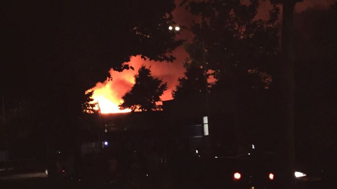 Een grote brand heeft vrijdagavond Timmerfabriek Olofsen in Harderwijk in de as gelegd. De brandweer liet het pand gecontroleerd uitbranden en wist te voorkomen dat het vuur oversloeg naar omliggende bedrijven. Er is niemand gewond geraakt.