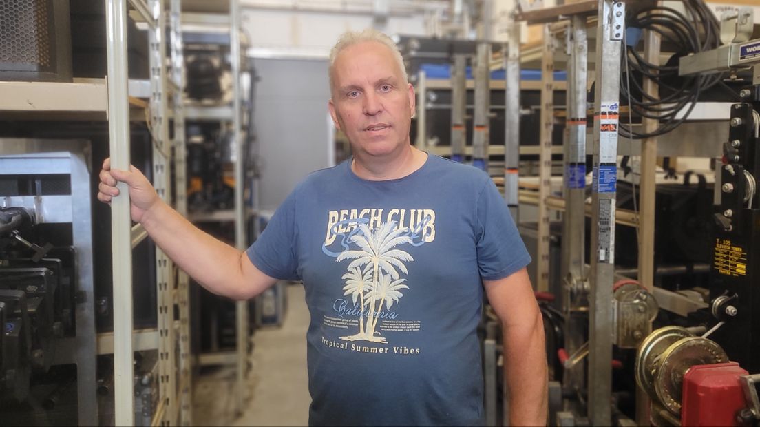 Diederik de Jong in zijn bedrijfspand met allerlei apparatuur voor licht- en geluidsverhuur