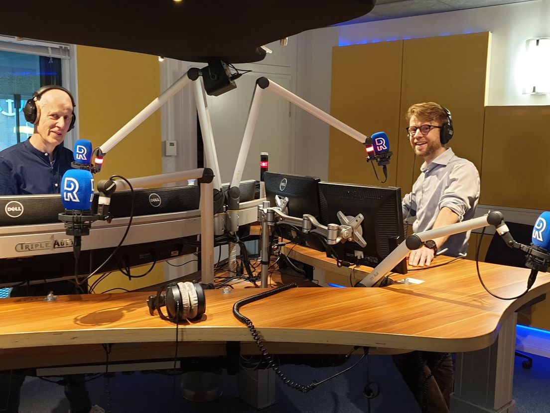 Erik de Jonge in de studio van Rijnmond