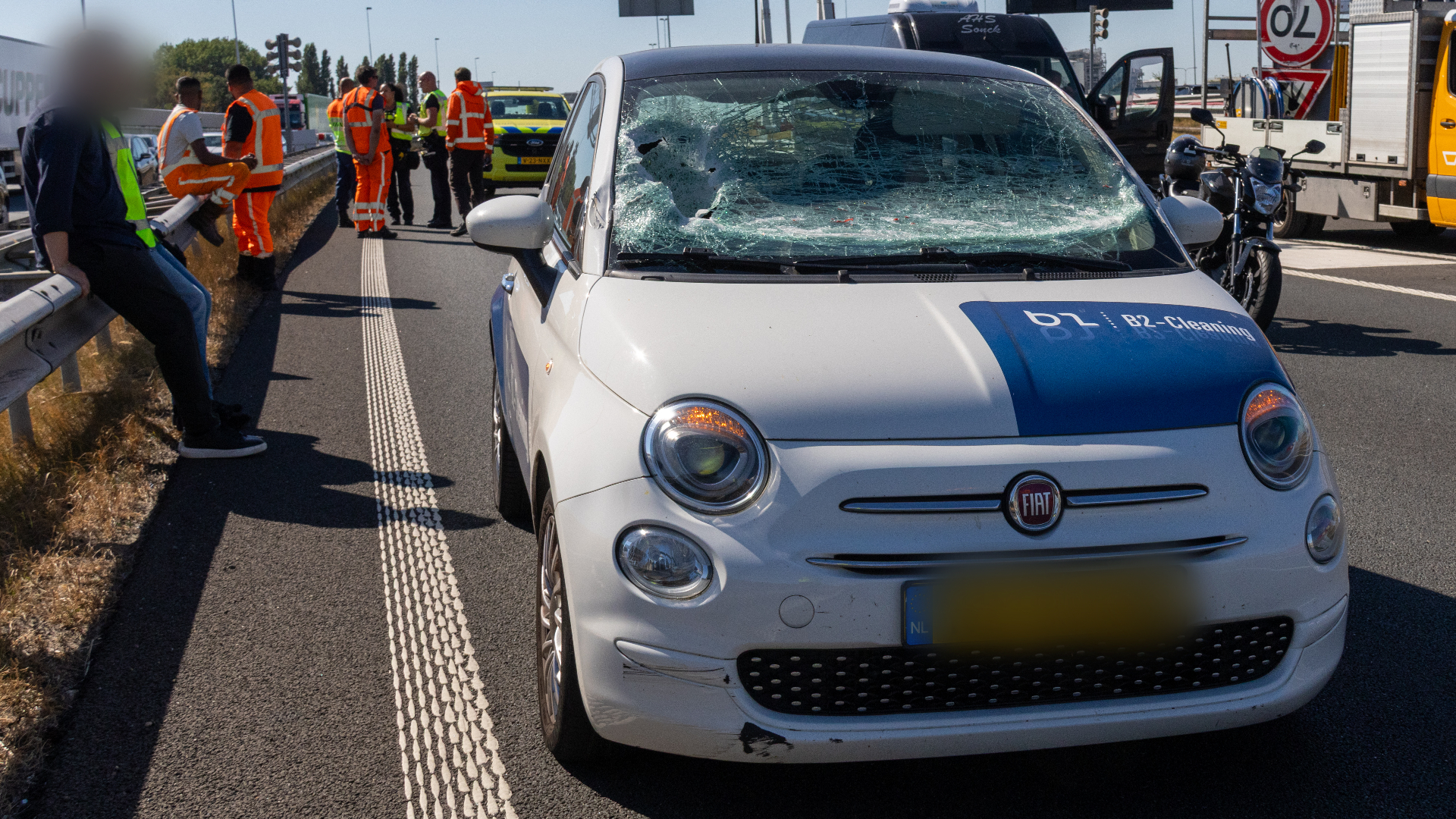 De auto raakte flink beschadigd.