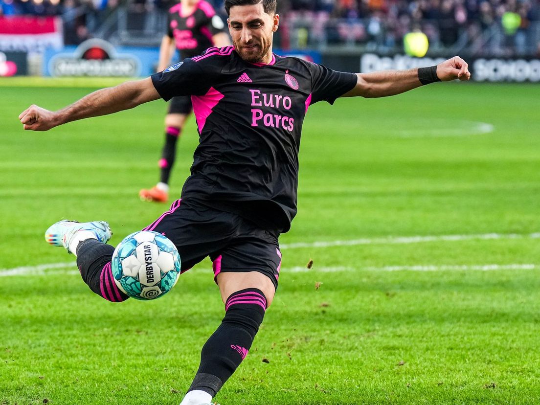 Alireza Jahanbakhsh haalt uit voor de 1-1 bij FC Utrecht-Feyenoord