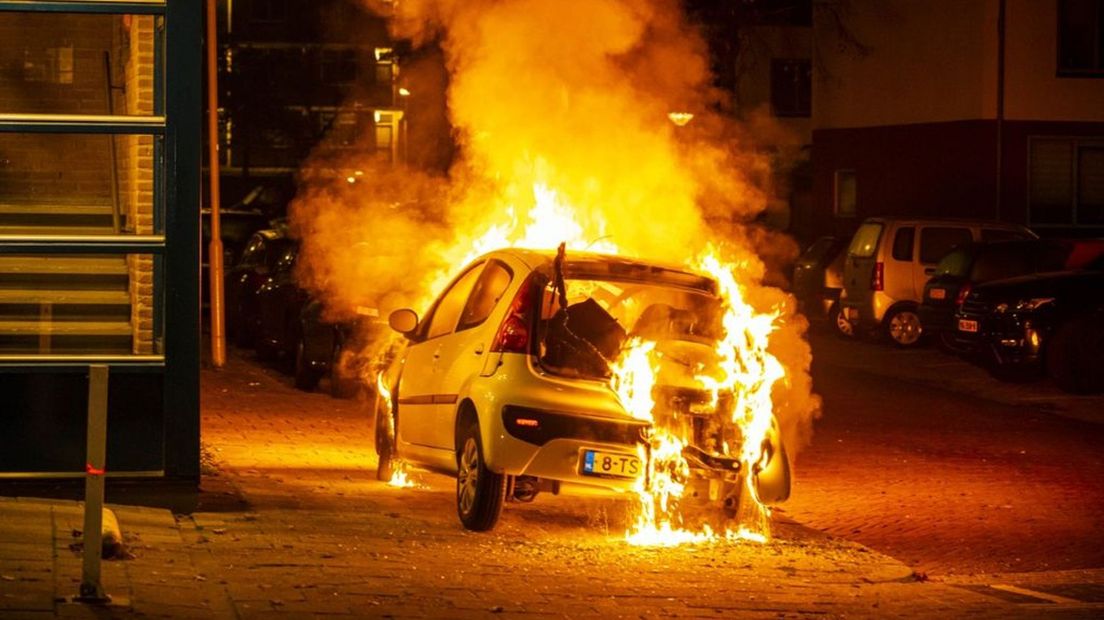 De tweede auto die afbrandde, ditmaal op de Van Speykstraat.