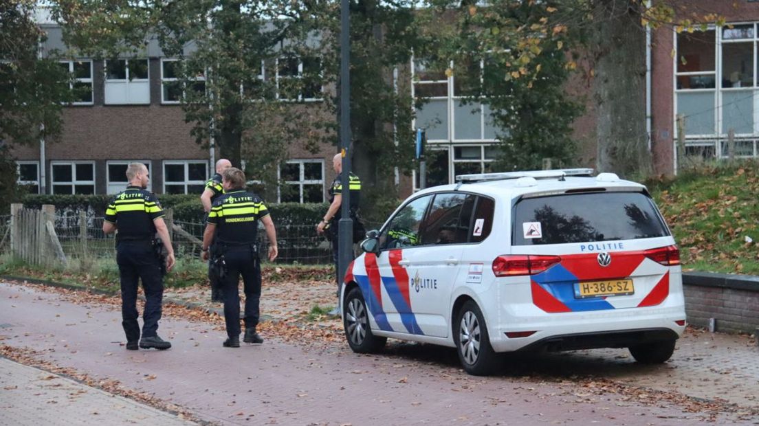 De politie heeft iemand opgepakt in de buurt van de school CSG Eekeringe