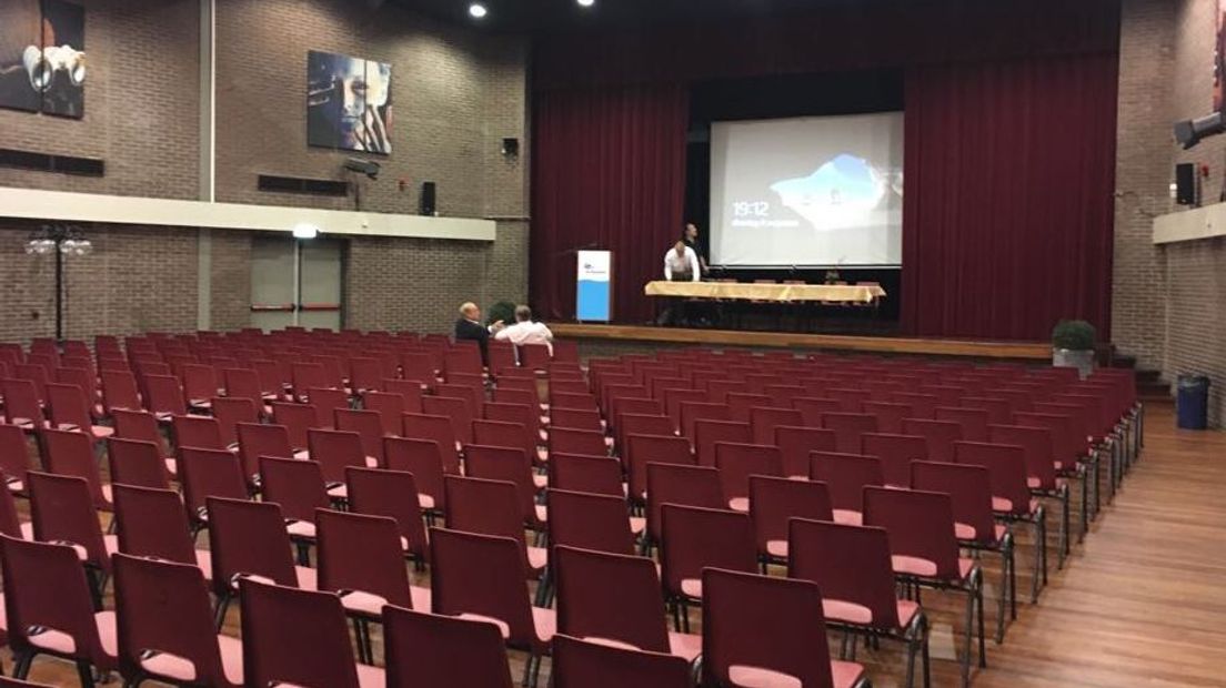 Zo'n 300 pluimveehouders uit de Gelderse Vallei kwamen dinsdagavond naar een besloten informatiebijeenkomst in Barneveld over het fipronilschandaal. 'De boeren zijn aangeslagen, maar niet verslagen', zei burgemeester Asje van Dijk na afloop.