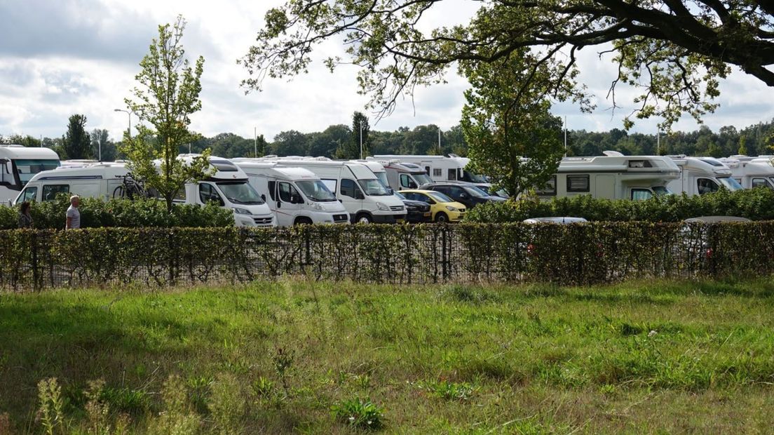 Volle parkeerplaats bij Evenementenhal in Hardenberg, publiek komt massaal af op camperbeurs