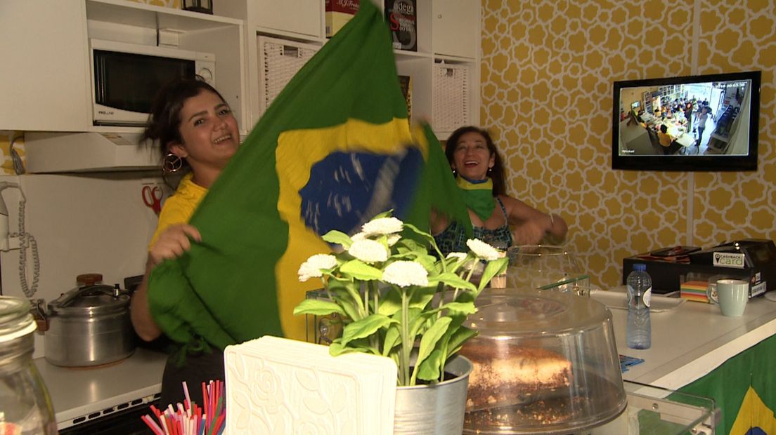 Het is gezellig druk bij Saboras da Terra in de Haagse Schilderwijk. Brazilianen zijn bij elkaar gekomen in de winkel van Renata Martiens om samen de wedstrijd Servië – Brazilië  te kijken. ‘ Je kunt natuurlijk ook thuis naar het voetballen kijken maar hier is het veel gezelliger zegt Renata Martiens.