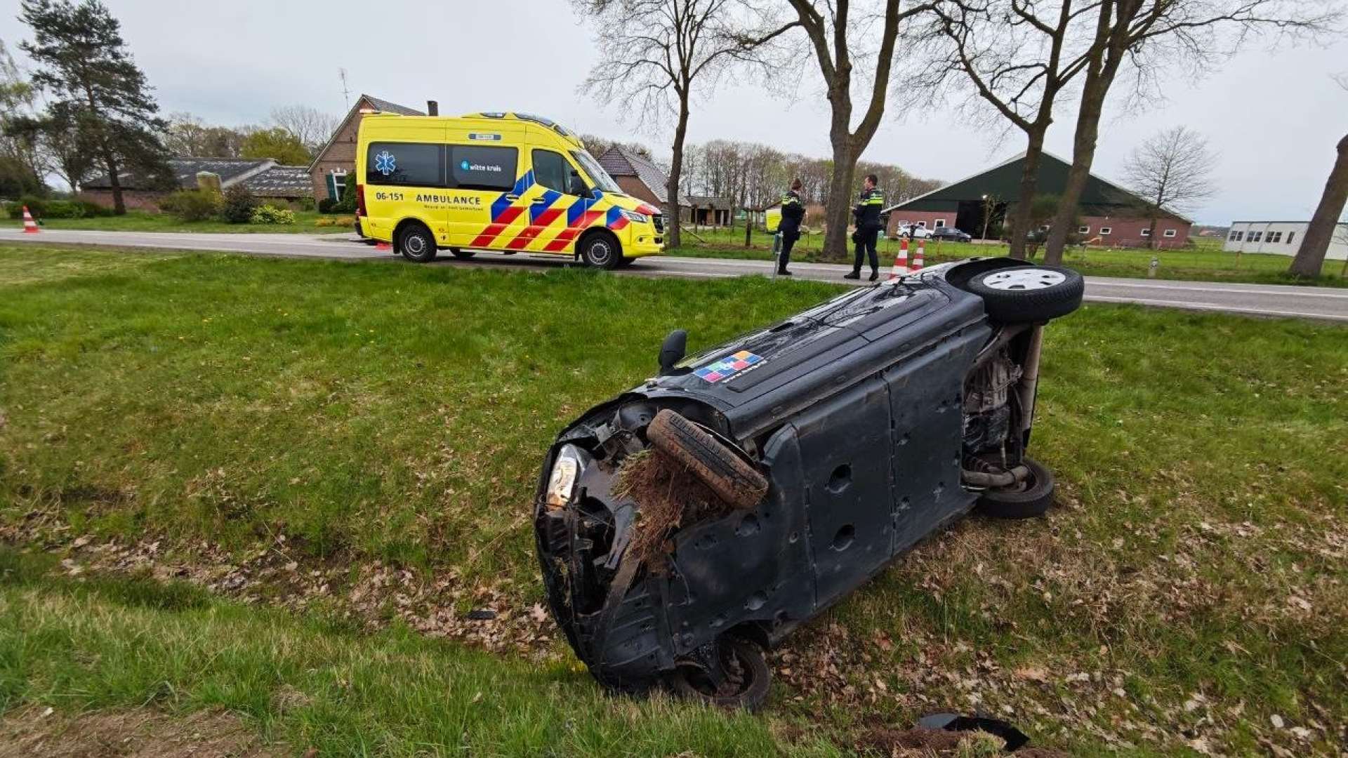 Auto gekanteld, bestuurder naar ziekenhuis