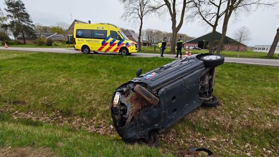Auto gekanteld, bestuurder naar ziekenhuis