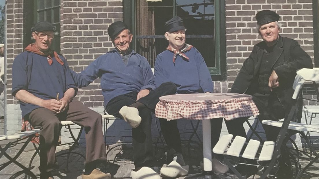 De vier mannen van Drenthe Plat, met gehele rechts Jan Kalkdijk (Rechten: Drenthe Plat)