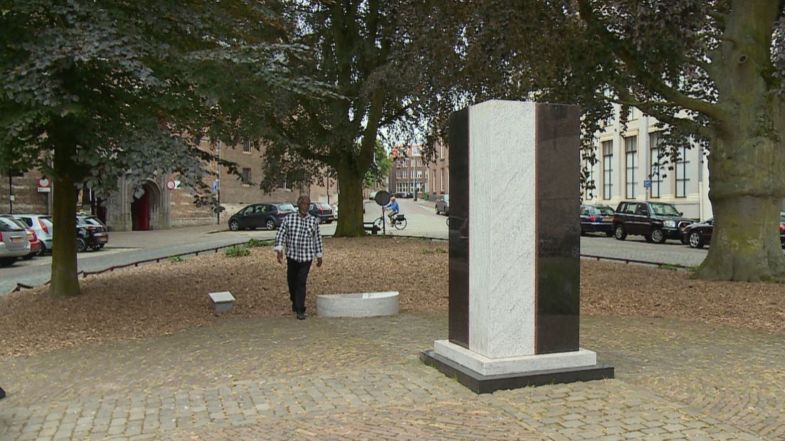 Ferdinand Ralf bij het slavernijmonument in Middelburg