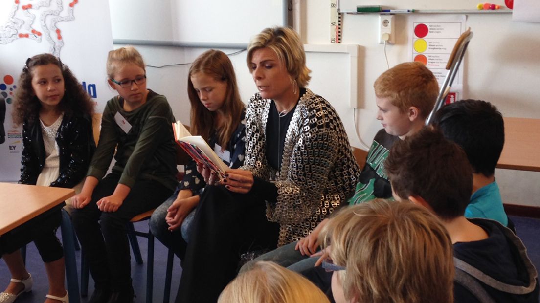 Prinses Laurentien leest voor op basisschool Pantarijn in De Meern.