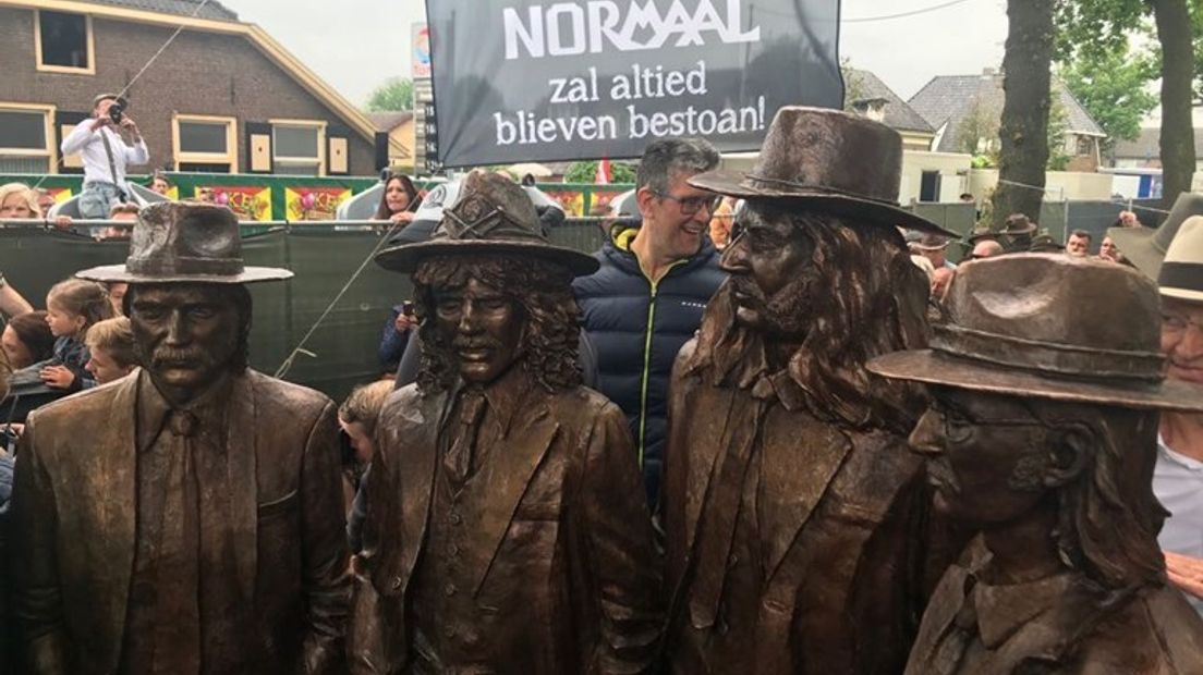 Een dag na de onthulling van het bronzen standbeeld van de band Normaal is het al druk in Hummelo. Dat zegt voorzitter van de Anhangers, de fanclub, Henk Kelder. 'Dit wordt het Lourdes van de Achterhoek,' zei hij in De Week van Gelderland.