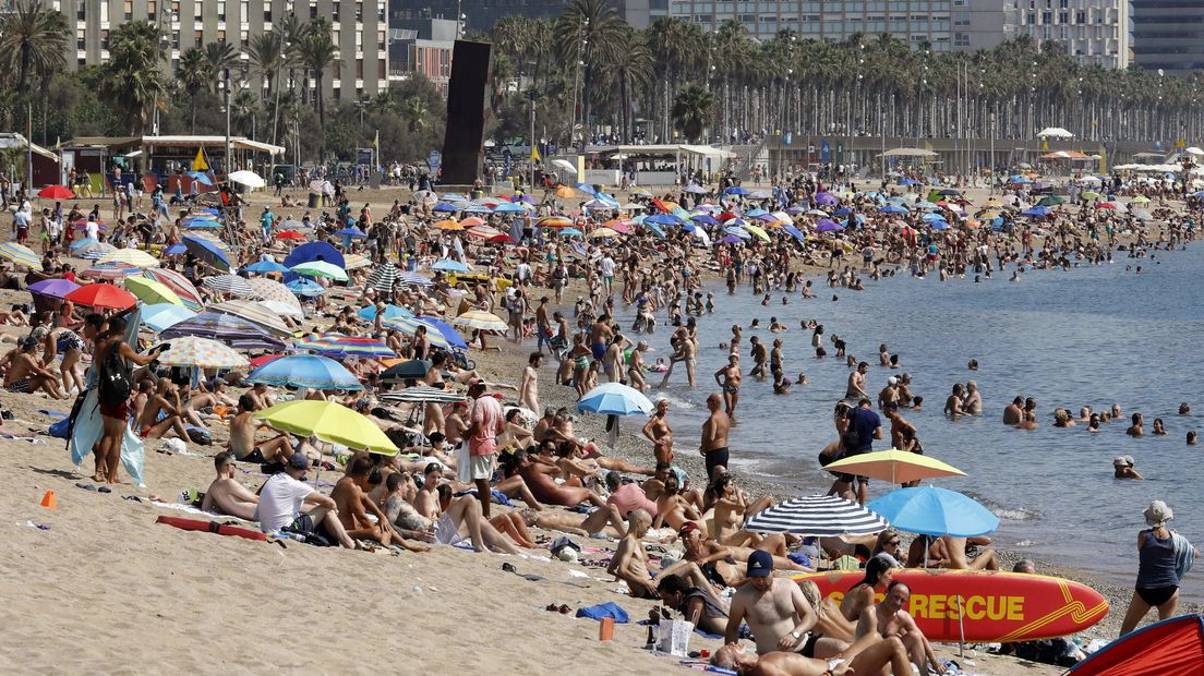 Strand en stad bij elkaar, Barcelona trekt jaarlijks miljoenen toeristen (Rechten: EPA/Andreu Dalmau)