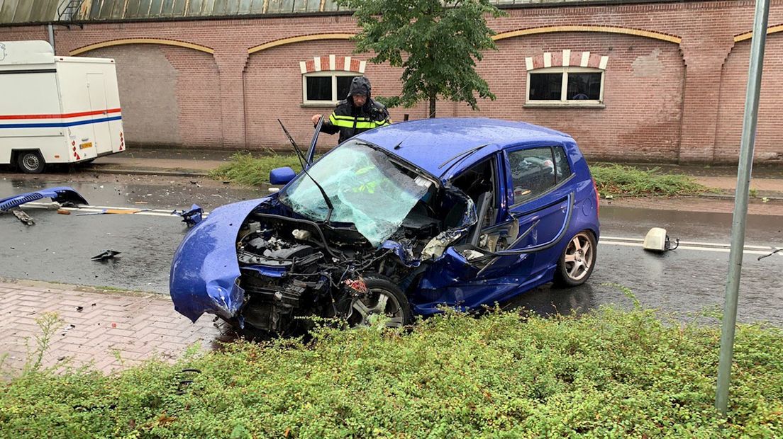 De brokstukken lagen bezaaid over de weg