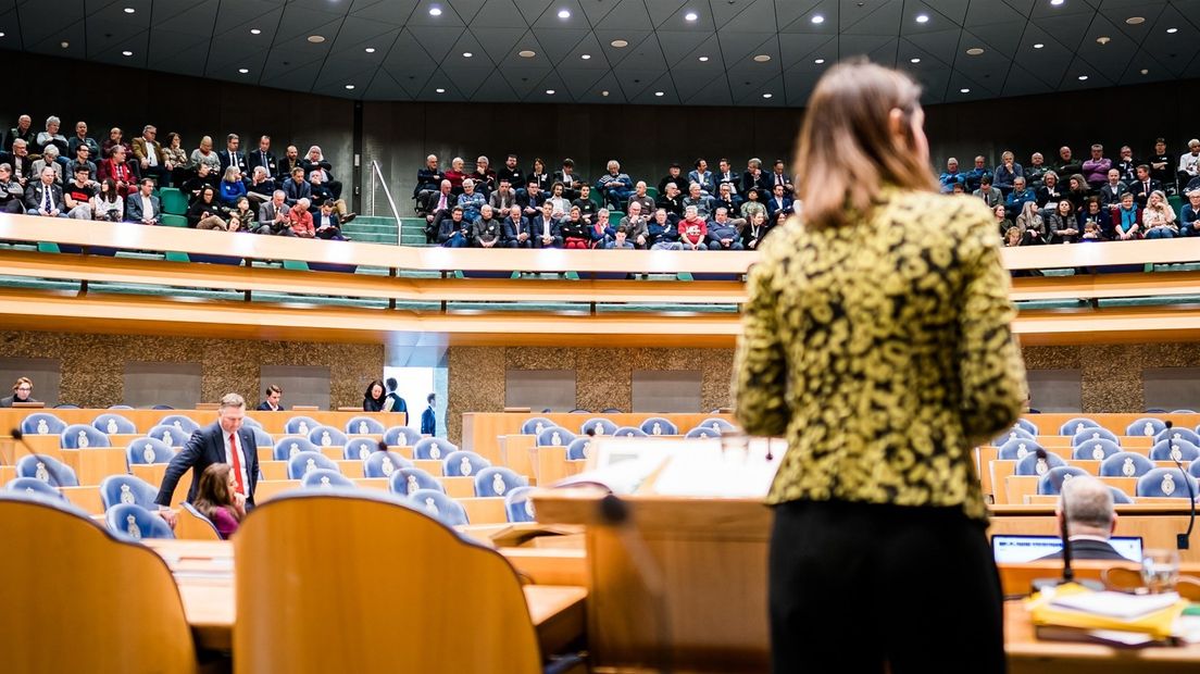 Zeeuwen op de publieke tribune kijken naar Staatssecretaris Barbara Visser van Defensie (VVD) tijdens het Tweede Kamerdebat over de voorgenomen verhuizing van de marinierskazerne.