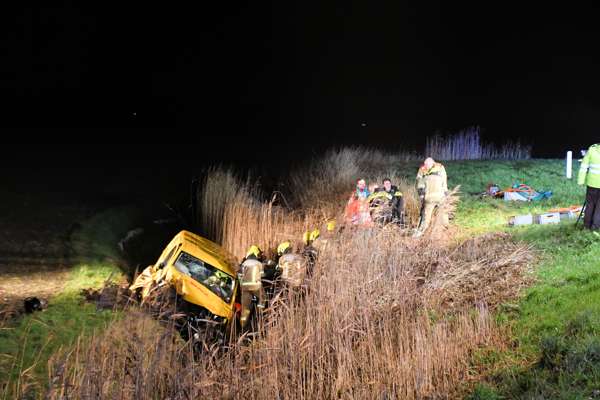 Pakketbezorger bekneld bij crash Campensedijk Vogelwaarde