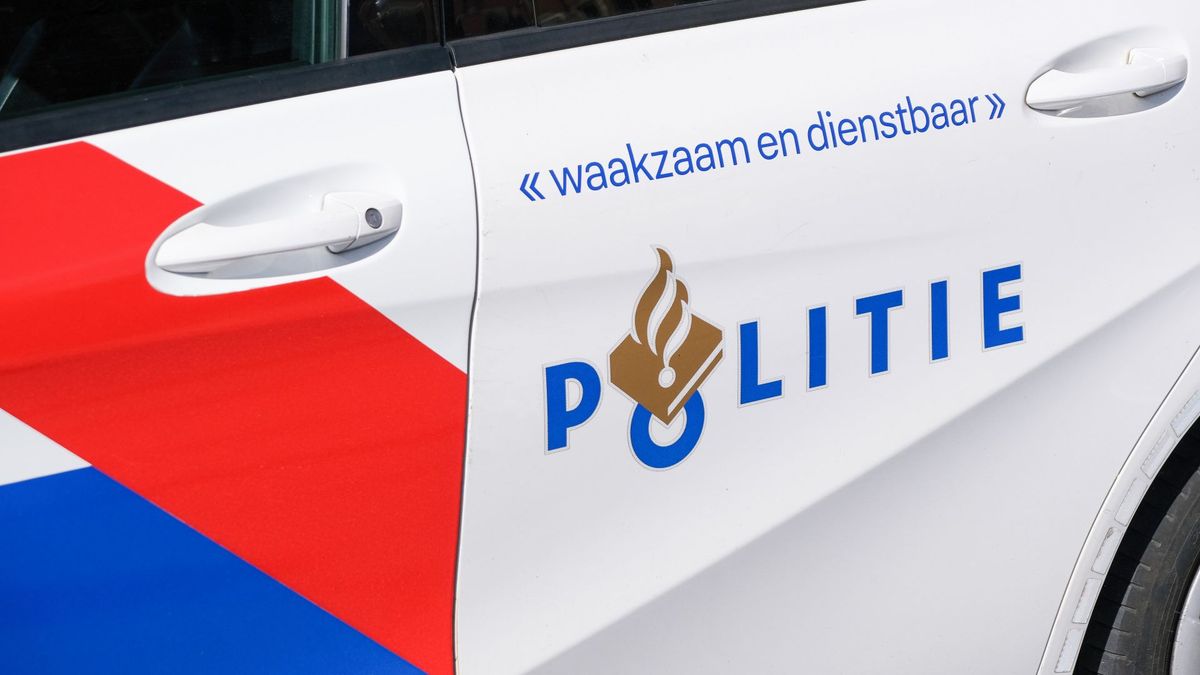 Schennispleger loopt rond bij basisschool