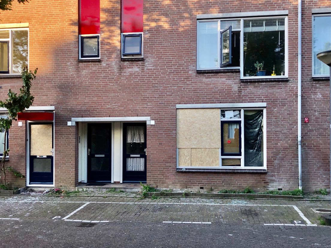 De ruiten van de woning aan het Slangenburgplein zijn de ochtend na het voorval dicht getimmerd.