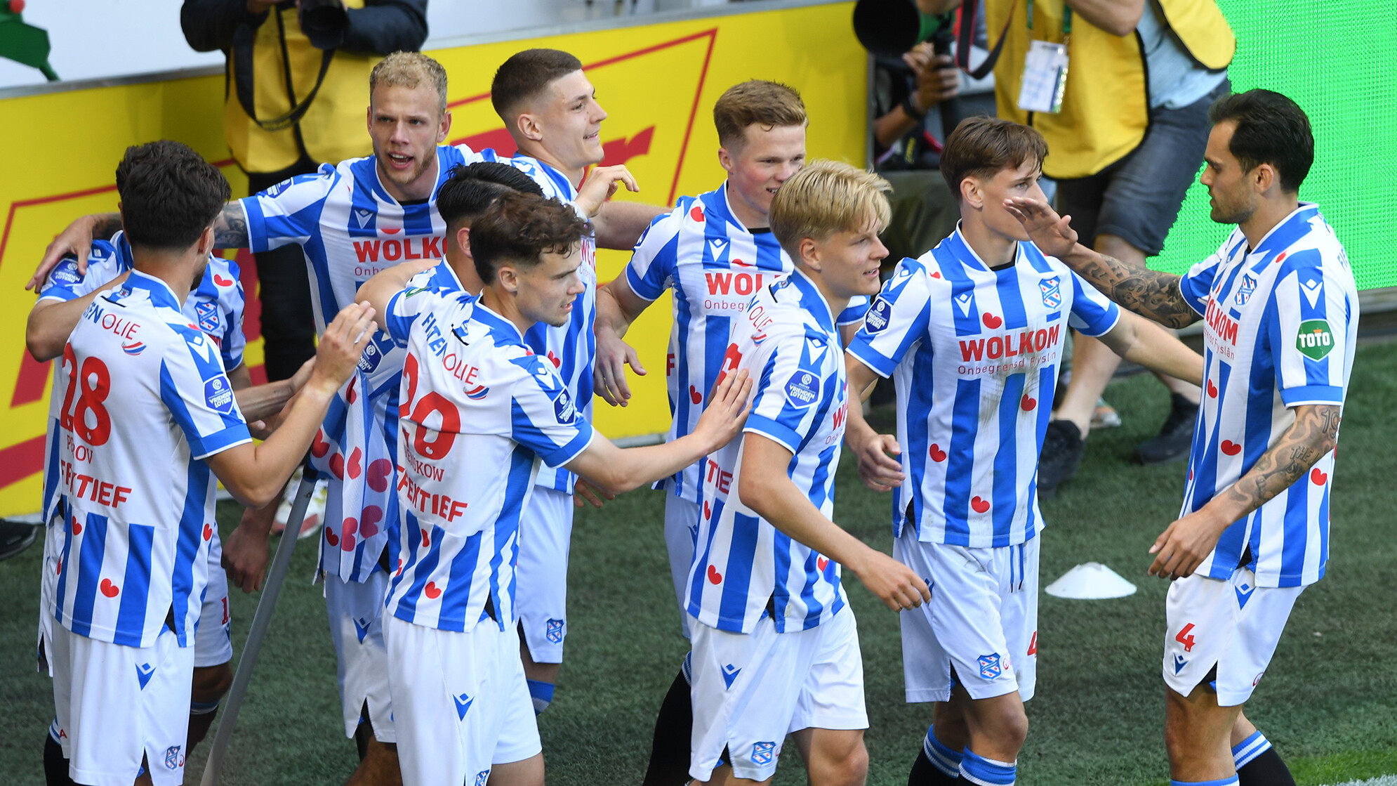 De spilers fan Hearrenfean fiere in doelpunt