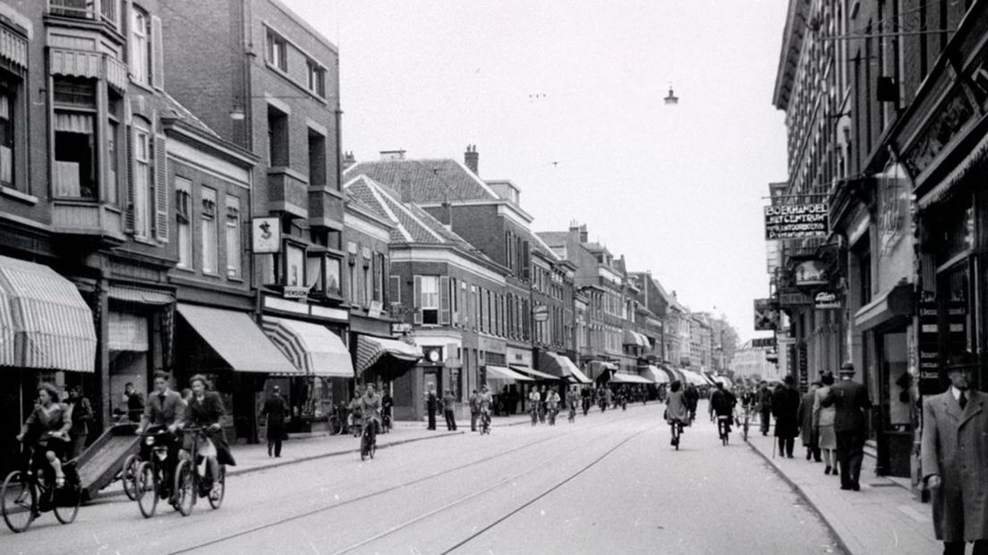 Steenstraat mei 1942 (midden links Bloemstraat) - foto Gelders Archief