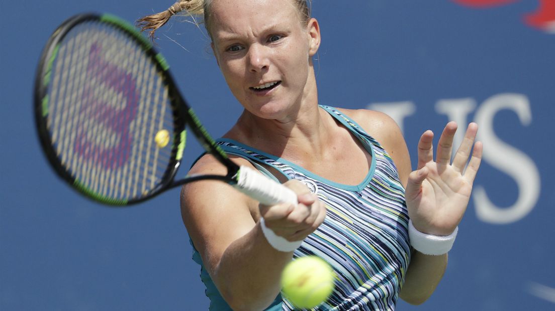 Kiki Bertens slaat de bal.