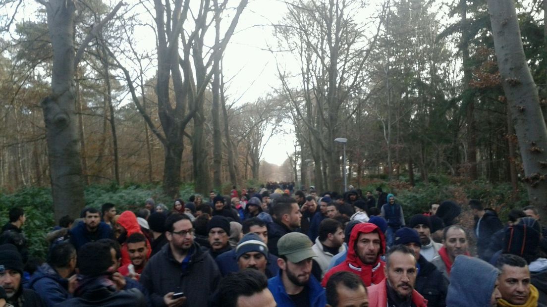 Na het protest van woensdagnacht zijn de vluchtelingen op Heumensoord in Nijmegen opnieuw de straat opgegaan. Sliepen ontevreden mensen eerder buiten, bij de ingang van het opvangkamp, nu trekken ze naar de Radboud Universiteit.