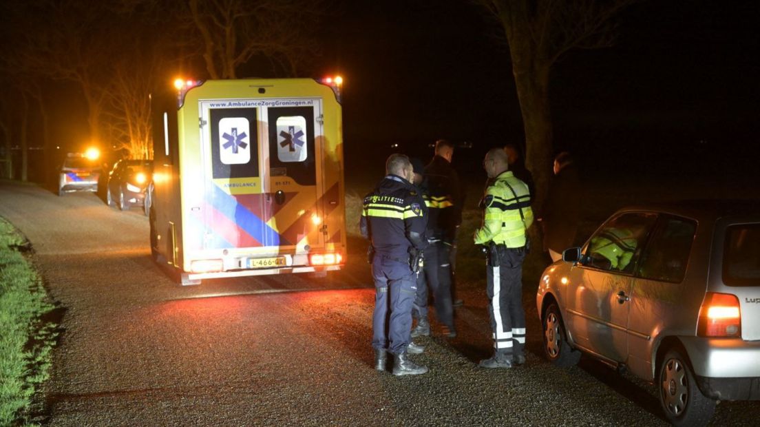 Hulpdiensten bij de sloot waarin de bestuurder was terechtgekomen