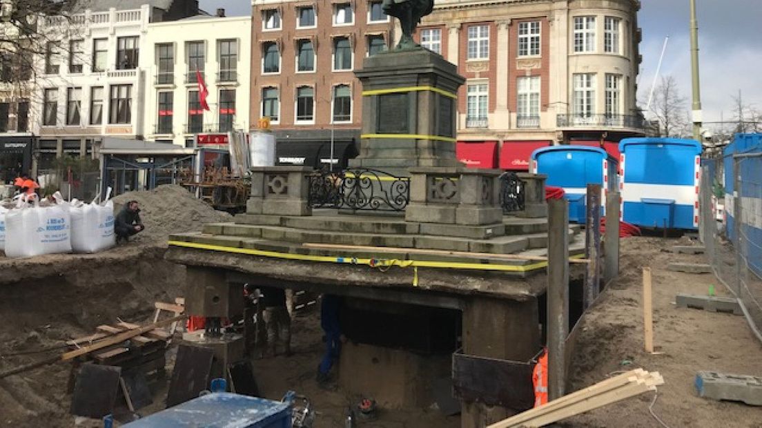 De fundering onder het standbeeld