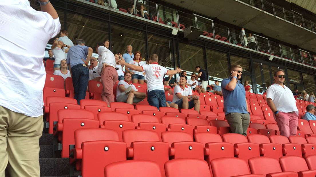 De mannen en vrouwen van UZSC moedigen FC Utrecht aan