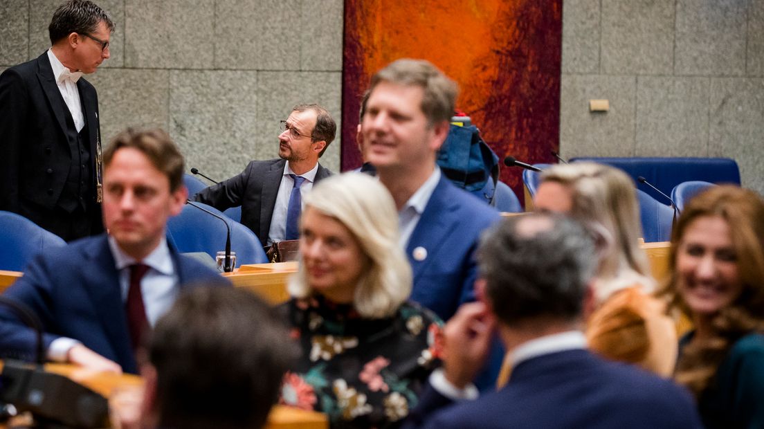 Eric Wiebes tijdens een gasdebat. Op de voorgrond onder anderen Henk Nijboer en Sandra Beckerman.