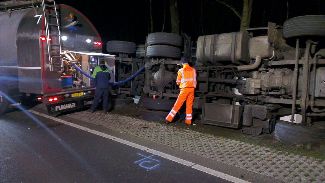 Bij een ongeluk op de N332 ter hoogte van Laren is in de nacht van maandag op dinsdag een vrachtwagen met melk gekanteld.