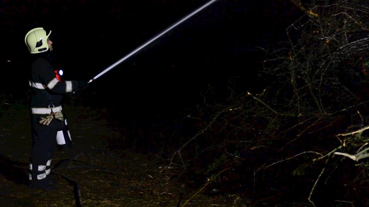 Brandweer blust paasvuur in Herxen