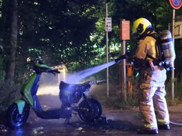 Geparkeerde deelscooter in Duttendel gaat in vlammen op