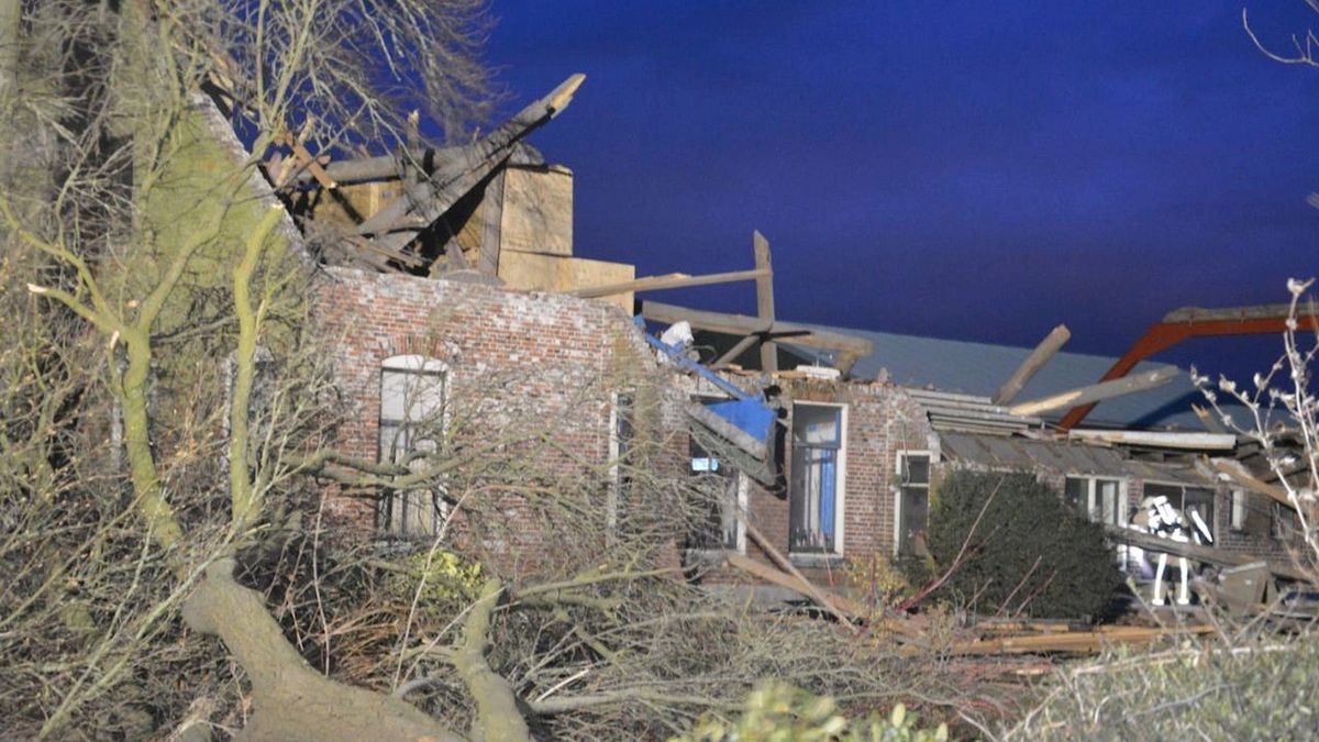 Windstoot vernielt dak van boerderij in Sibculo