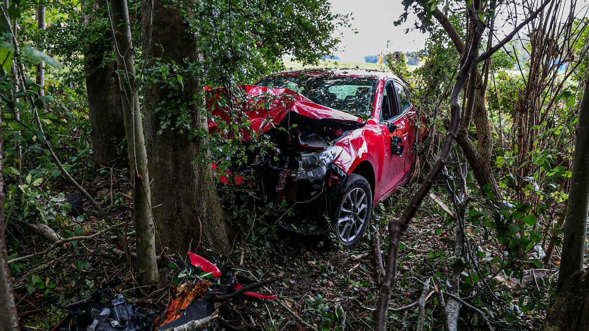 Auto belandt naast de A6 | Forse schade na uitslaande schoorsteenbrand in Oudega