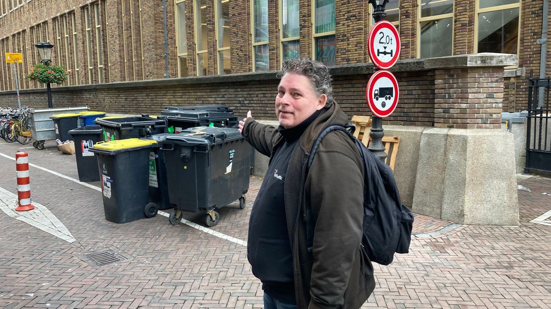 Archieffoto van hoe het niet moet: afvalbakken in de Drakenburgstraat staan buiten de witte lijnen.