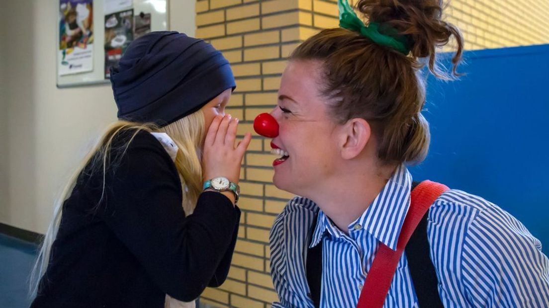 Een onderonsje tussen Belle en Ellen (clown Pom)