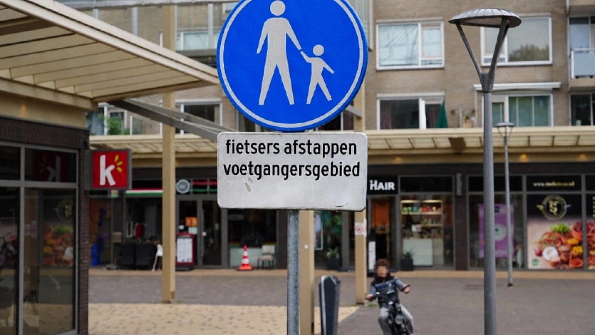Deze verkeersborden wijzen op het fietsverbod