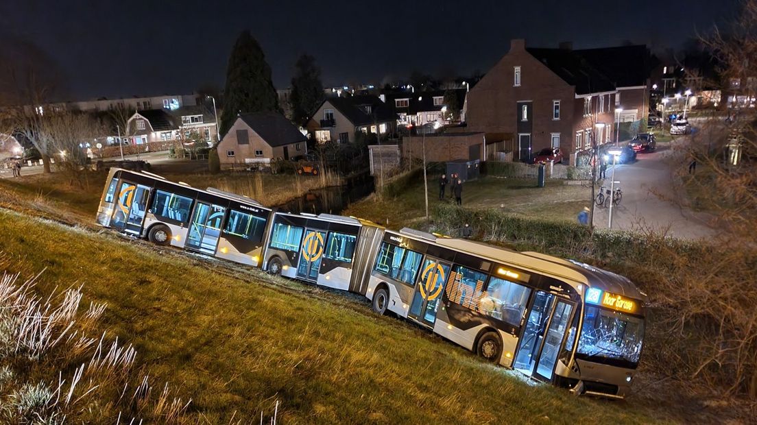 De bus kwam vlak voor de sloot tot stilstand