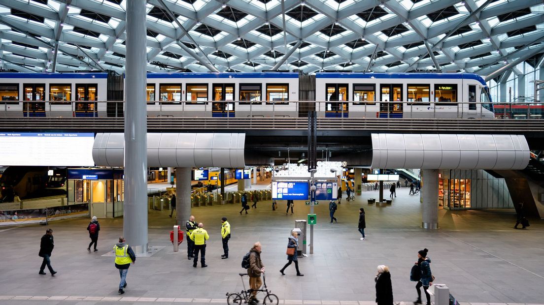 Een rustige ochtendspits op Den Haag Centraal.