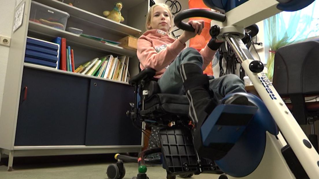 De 12-jarige Tessa uit Overasselt heeft een droom: meedoen aan de Paralympische Spelen. Tessa rijdt al jaren paard maar door haar lichamelijke handicap krijgt ze steeds meer last van haar benen. Een speciaal fitnessapparaat, een soort hometrainer, kan haar helpen haar benen te trainen. Een crowdfundingsactie heeft er in geresulteerd dat het apparaat vrijdag aan Tessa is overhandigd.