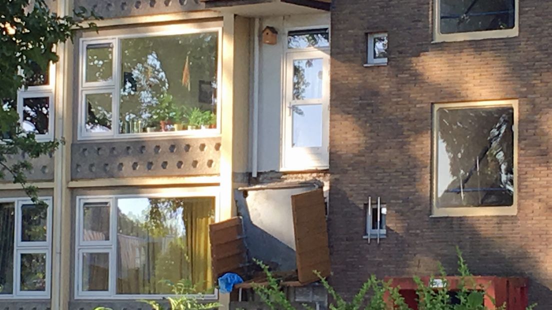 Het gaat om een balkon op de tweede etage