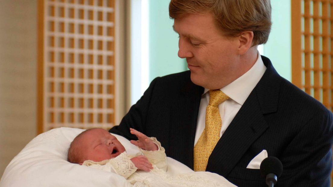 Een trotse Willem-Alexander met de pasgeboren Ariane in 2007