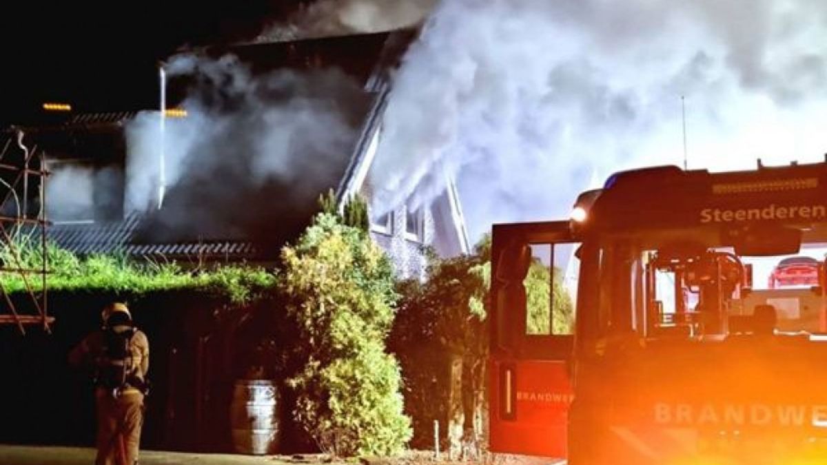 Brand in woning, vuur laait steeds weer op - Omroep Gelderland