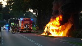 Busje uitgebrand • automobilist gewond