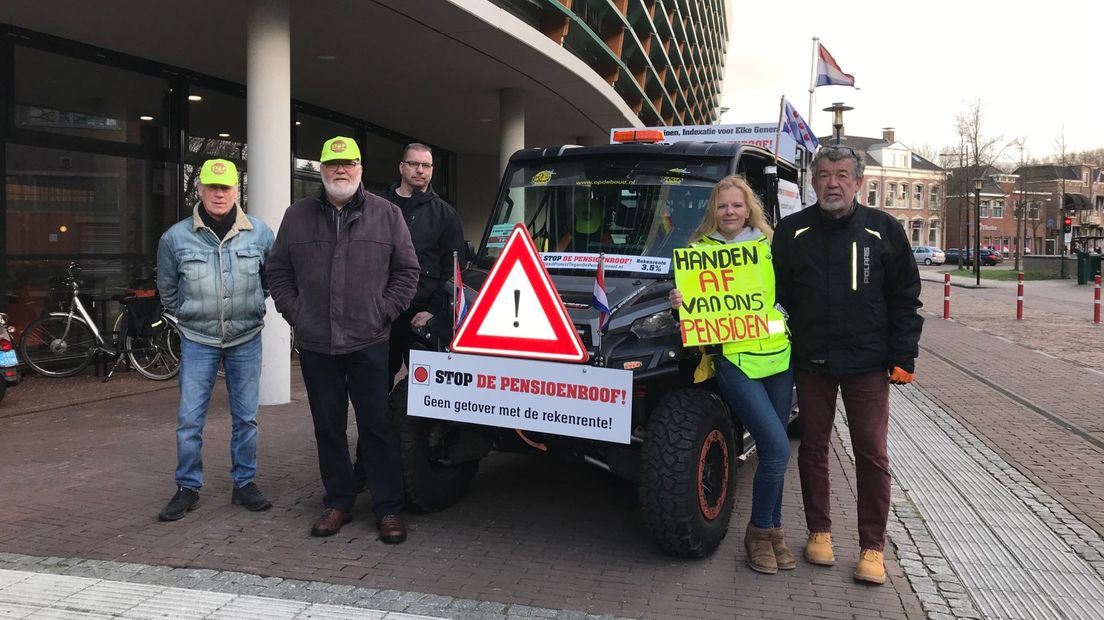 De vijf demonstranten voor het stadhuis van Assen, initiatiefnemer Jan Schut staat rechts (Rechten: Roy Schutte/RTV Drenthe)