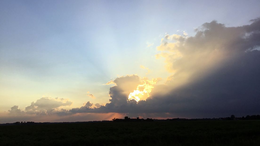 De zon komt door de wolken bij Renesse