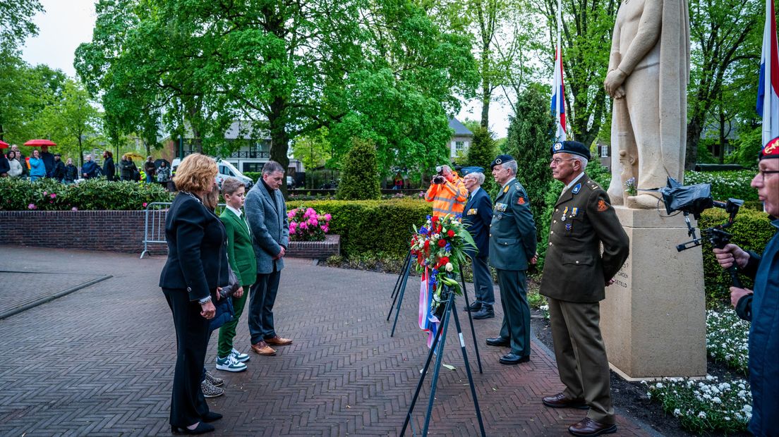 In Alphen aan den Rijn legt burgemeester Spies een krans bij het monument in het Burgemeester Visserpark