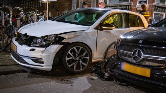 Twee autos flink beschadigd na botsing. Twee autos flink beschadigd na botsing.