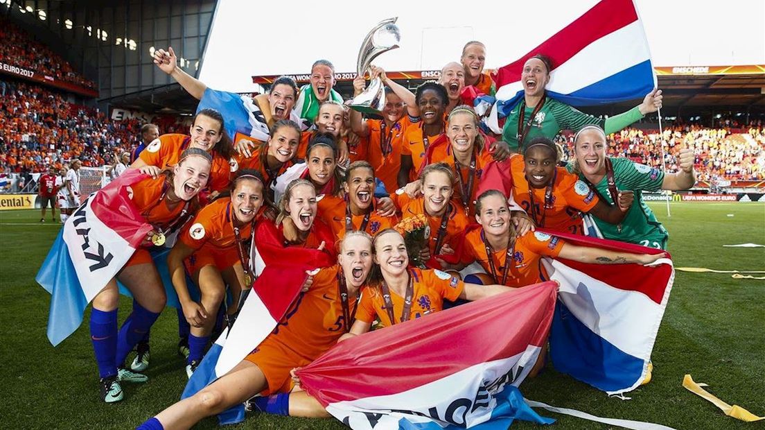De Oranjevrouwen vieren de overwinning in Enschede